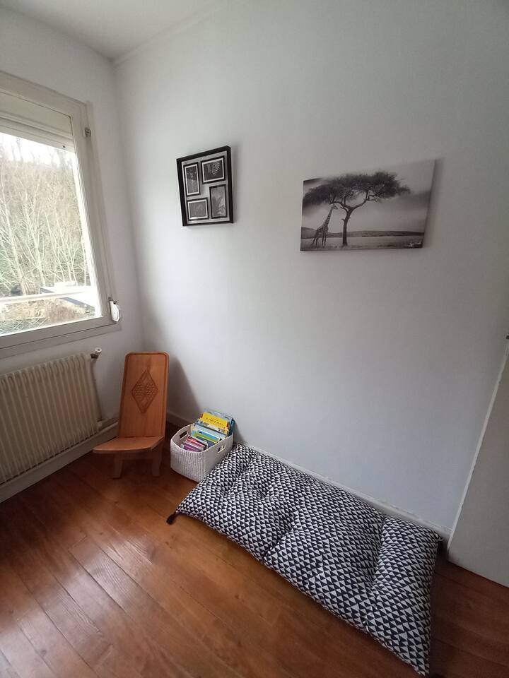 Le coin lecture enfants dans la chambre blanche 