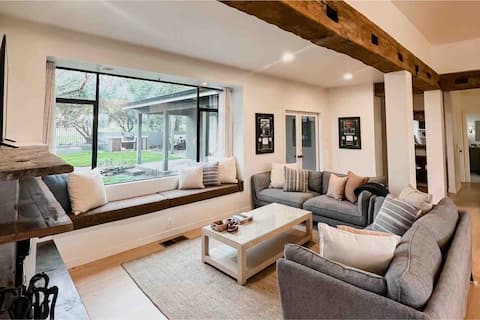 Popular Airbnb listing: Luxurious 3-BR Home: BBQ Grill, Hot Tub & Fire Pit in Angels