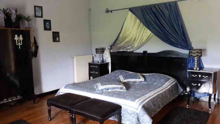 غرفة نوم "إنجل" في العلية مع سرير 180 وسرير آخر 90. 