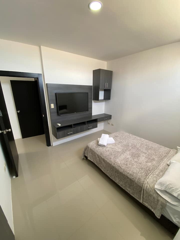 Подобно на другите, третата стая има пълни килери, телевизор и климатик.