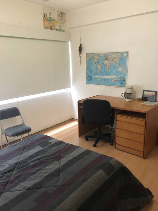 otra vista de tu cuarto con escritorio