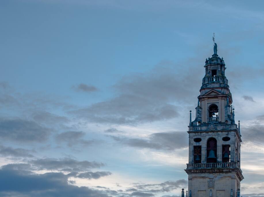 Campanario de la torre de la Catedral. Vista desde la Casa Mezquita al atardecer.