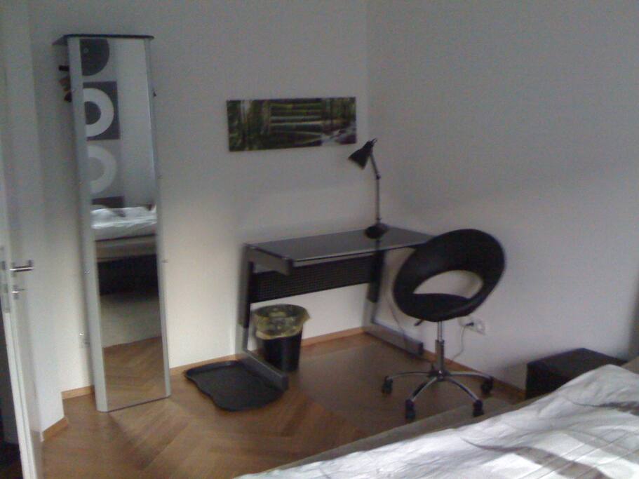 ... Schreibtisch, Garderobe mit Spiegel.
