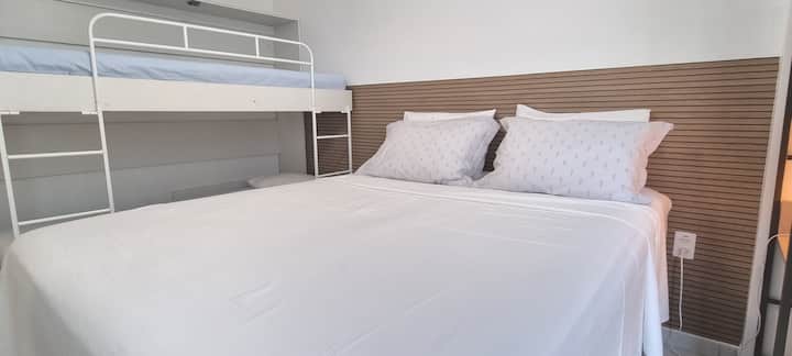 חדר שינה עם מיטה זוגית ומיטת קומותיים