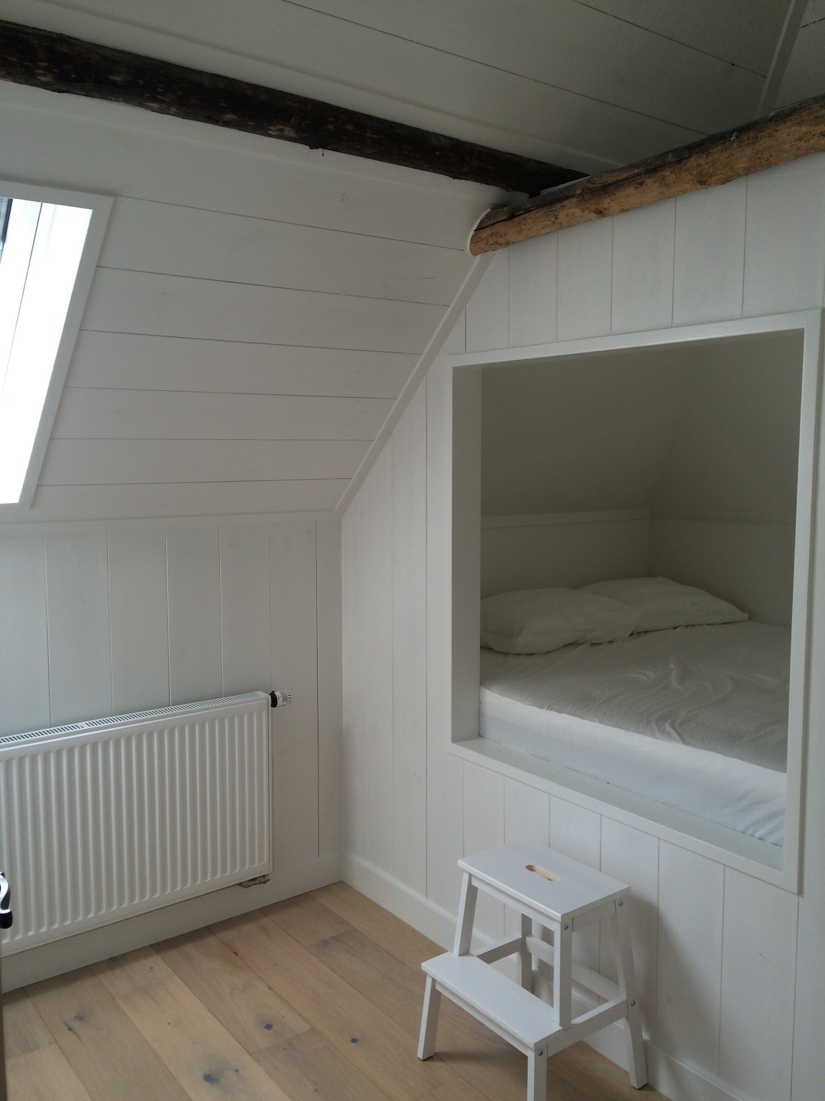 Kitanda cha Bedstede (kilichopambwa) /
Kitanda cha mara mbili cha 'Kiholanzi cha zamani' (ghorofani)