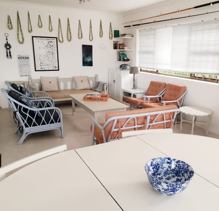 Living - and dining area with breakfast nook.