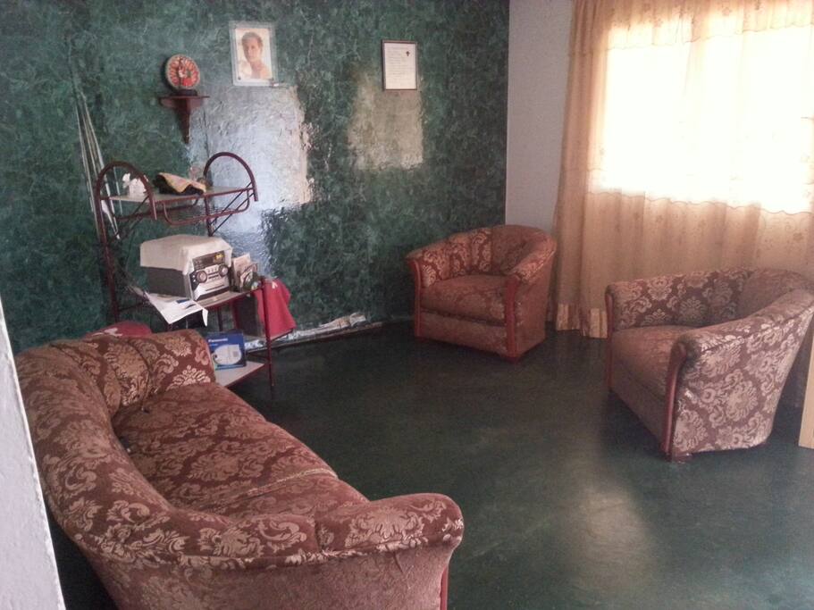 Con una sala de estar perfecta para conversar y recibir visitas