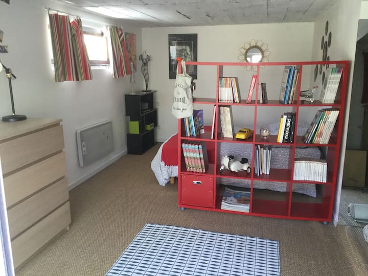 Спалня 3 
Легло 140
Директен достъп до градината до прозореца на залива 