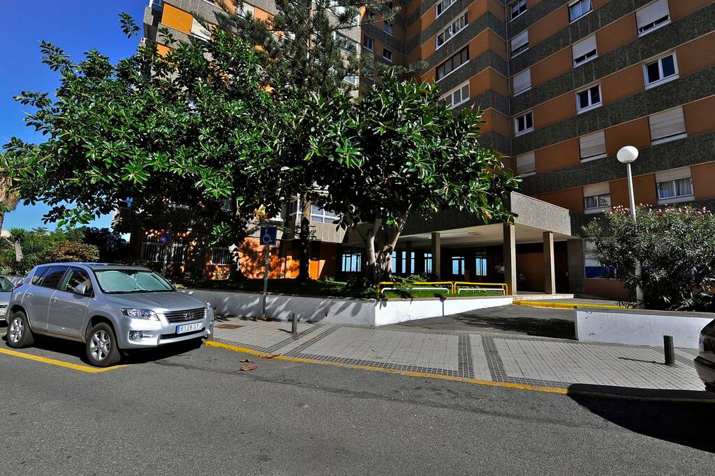 vista frontal de la entrada al edificio