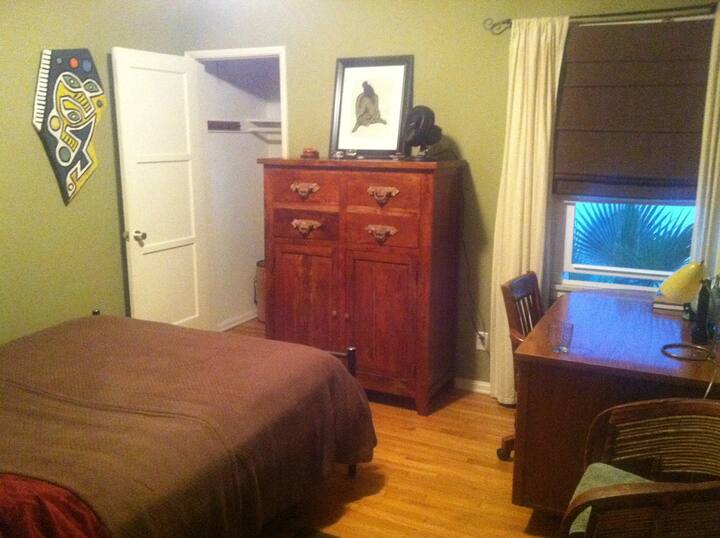  U spavaćoj sobi nalazi se bračni krevet (Queen be), veliki ured od tikovine. Dovoljno prostora u ormaru. 