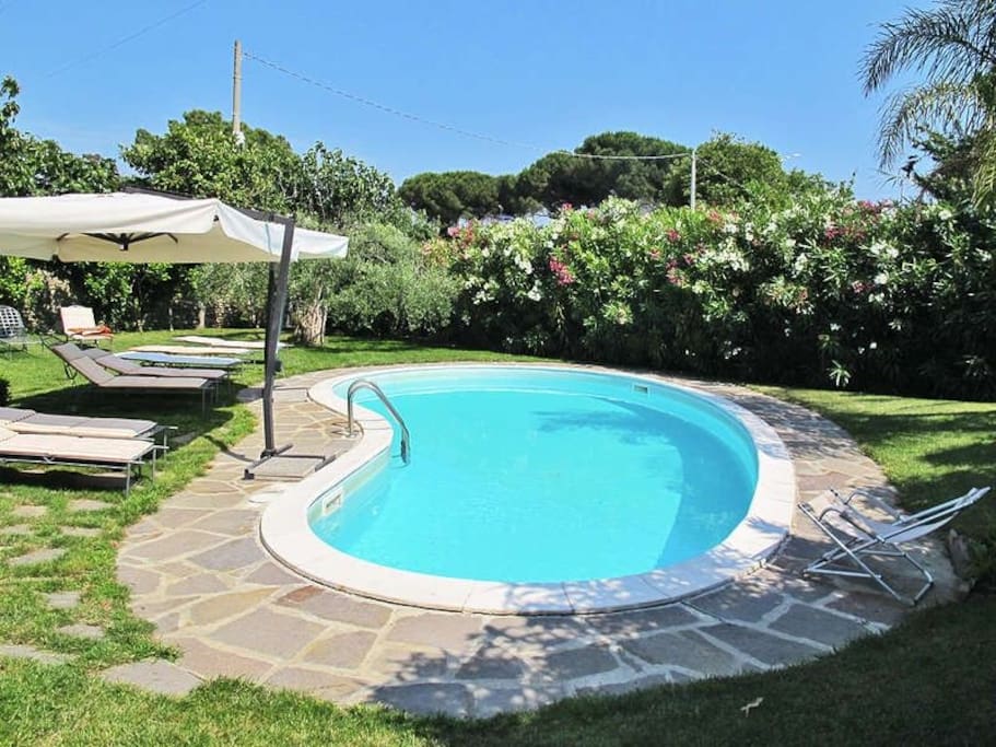 Esterno, la piscina
