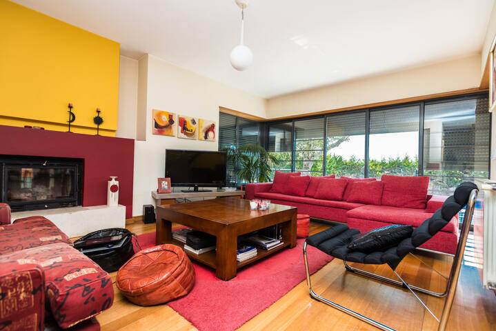 House with garden and swimming pool gallery image 2