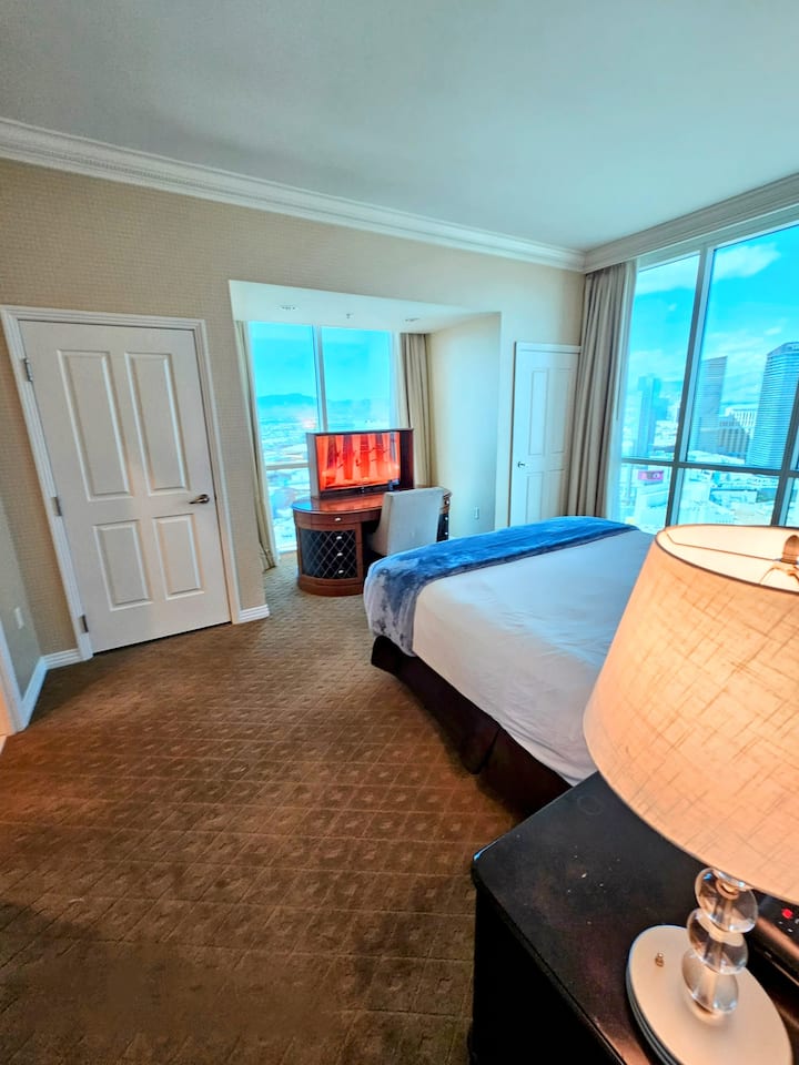 Kuingia King Master Bedroom Suite.