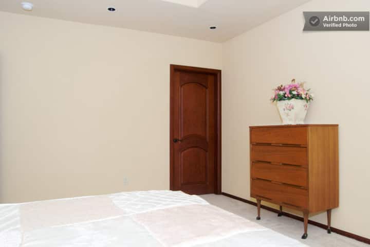 غرفة نوم 2 بسرير بحجم كبير.