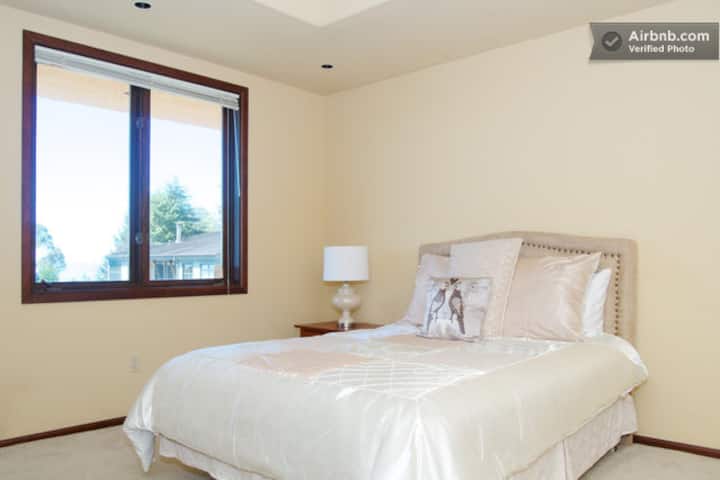 غرفة نوم بسرير بحجم كبير.