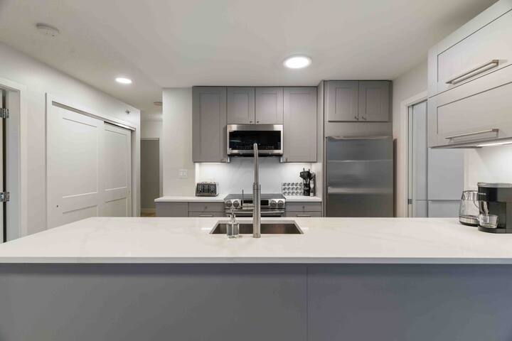 Spacious 2B+2B W/Parking,Pool,Gym,Sauna,A/C gallery image 5