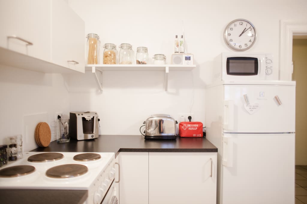 Fully equipped kitchen - expresso / coffie machine / toaster / microwave / stove / refridgerator / freeser