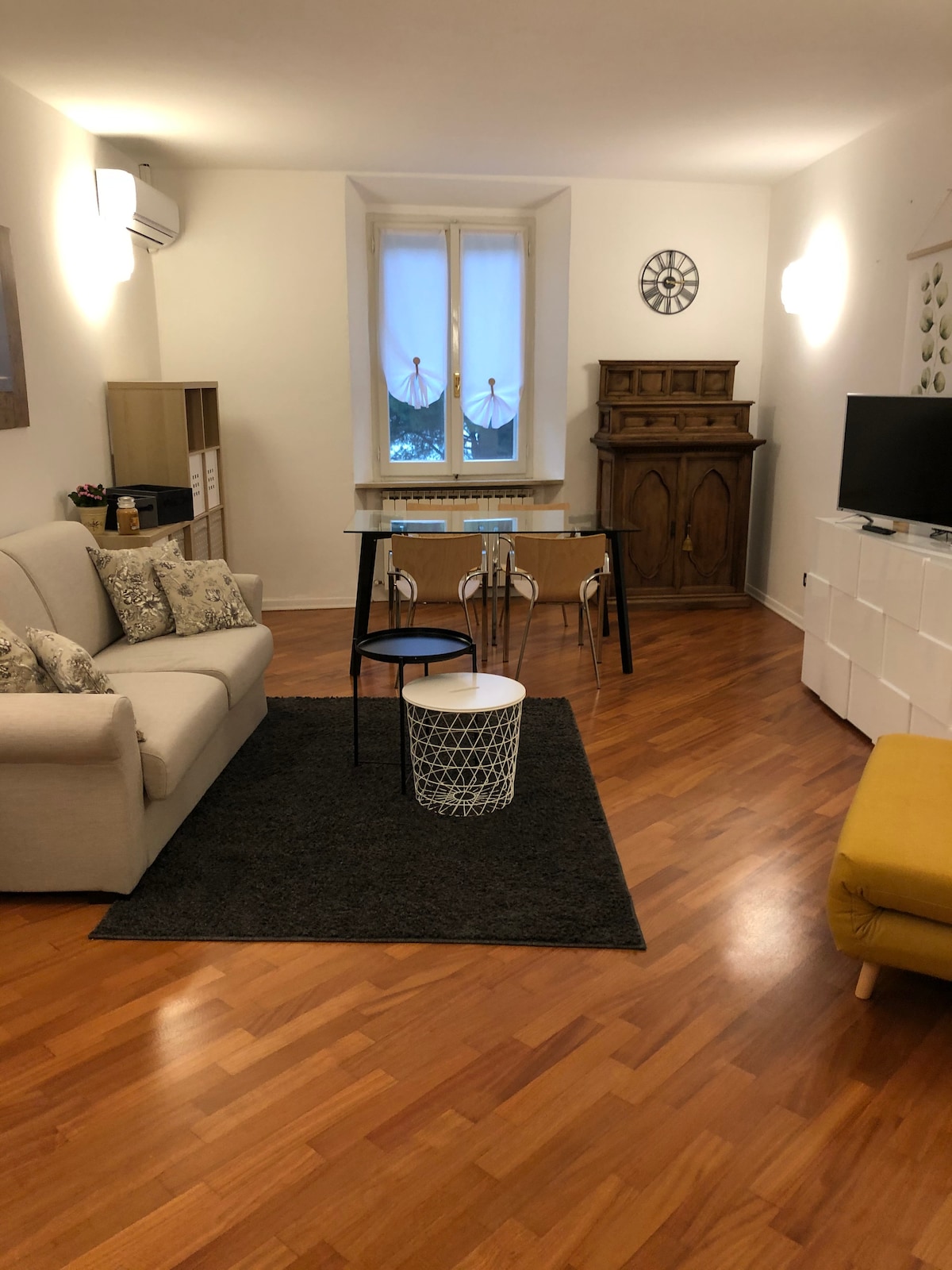 Top Airbnb: A view of the lake in Passignano Sul Trasimeno