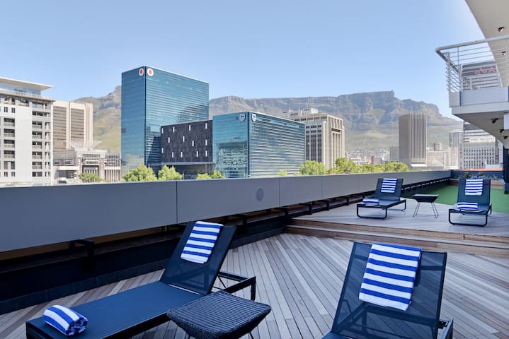 2BR Apartment close to V&A – No Load Shedding