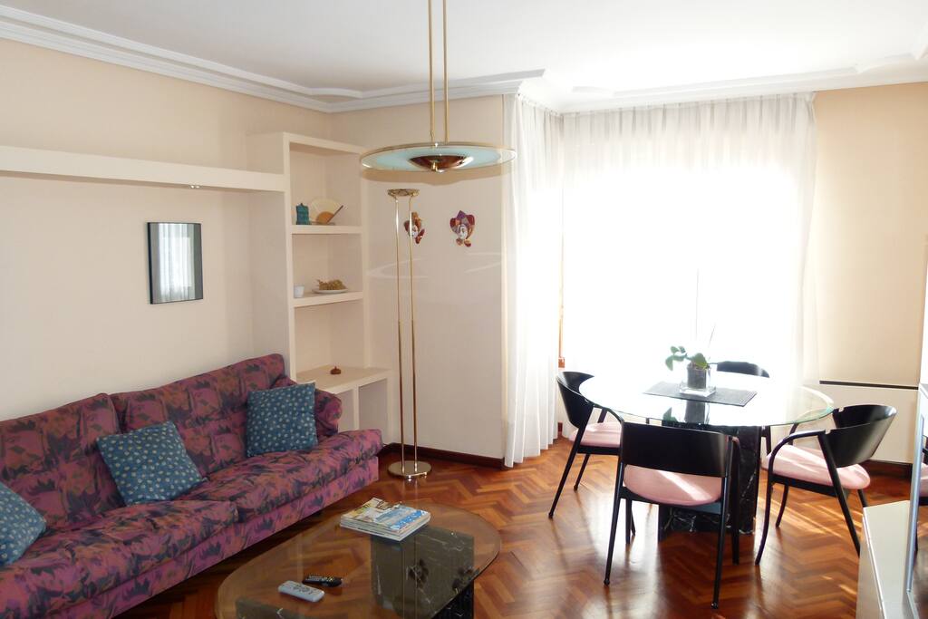 Salón amplio y muy luminoso.