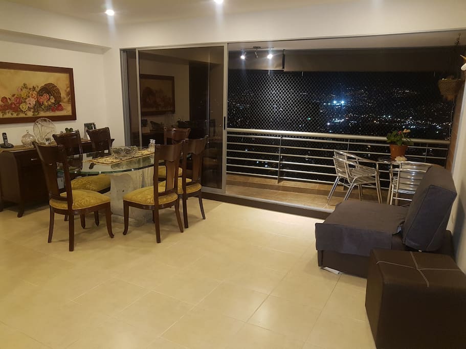 comedor y balcón con vista panorámica a la ciudad