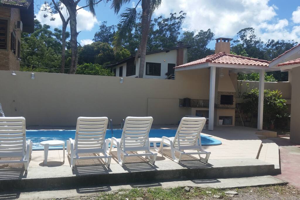 Área de convivência na Pousada, a casa ao fundo não faz parte da locação do quarto