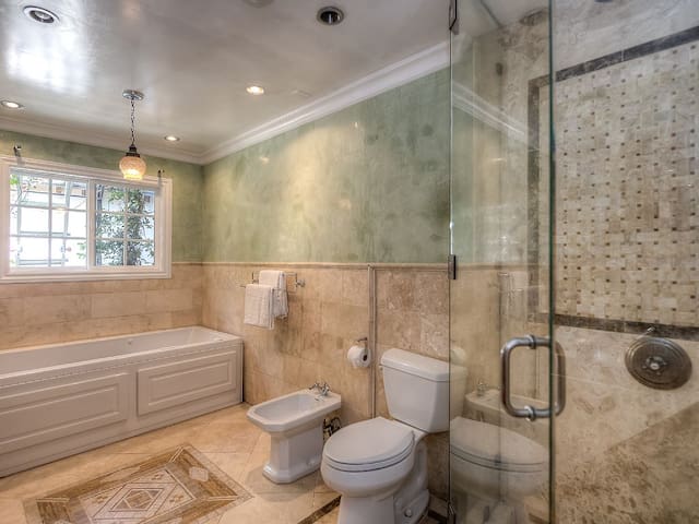 LUXURIOUS 3BED HOME IN THE CENTER OF BEVERLY HILLS