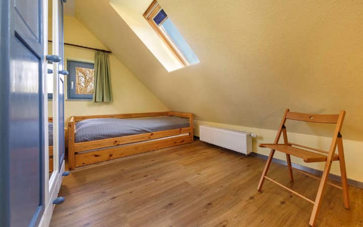 Спалня 2 с две легла от масивно дърво (едното с допълнително чекмедже за матрака) и голям гардероб.