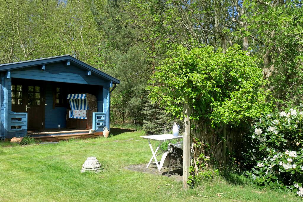 Havebord i solen lige overfor terrassen