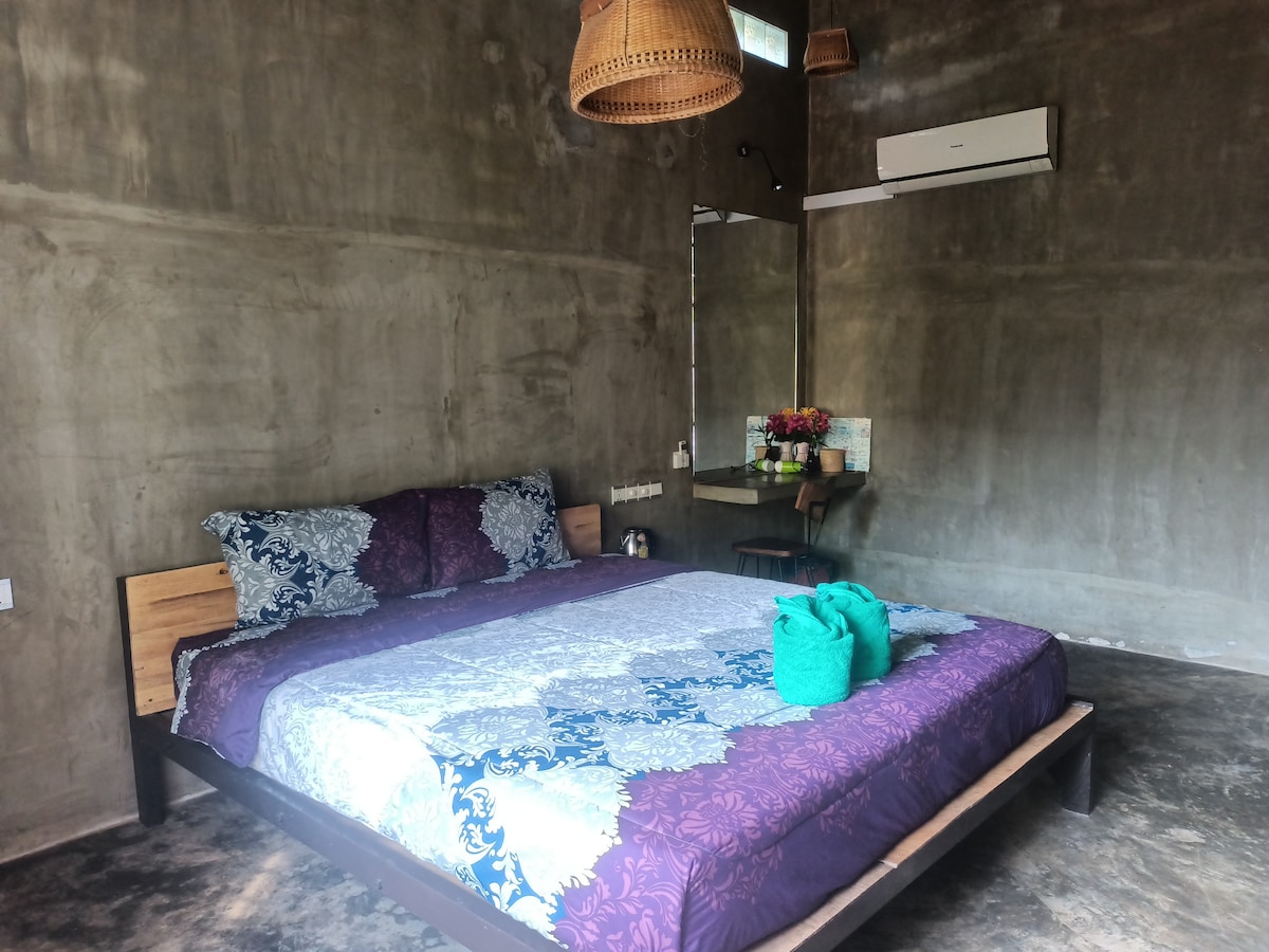 Голямо двойно легло с климатик и вентилатор на тавана.