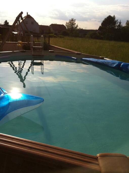 Piscine (semi-enterrée, 6mx4m, hauteur d'eau 1,35m)