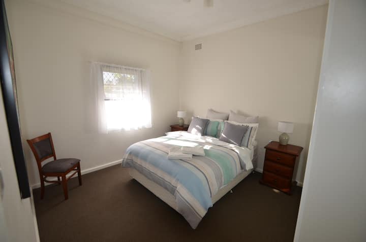 חדר שינה עם מיטת קווין סייז