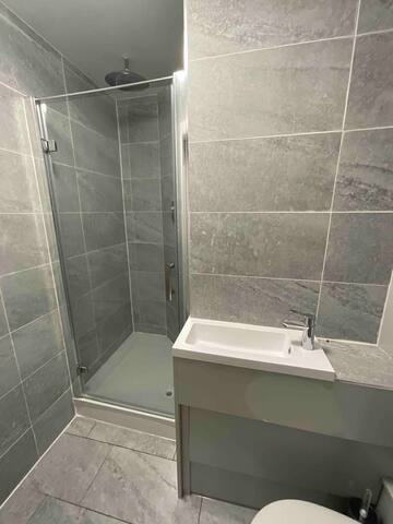 Central Edinburgh 3 double bedrooms 2 shower rooms gallery image 5