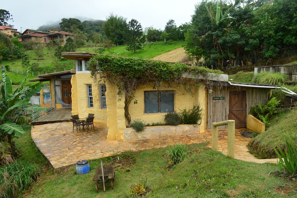 A casa foi executada considerando o conceito de ecoeficiência e reaproveitamento de materiais.