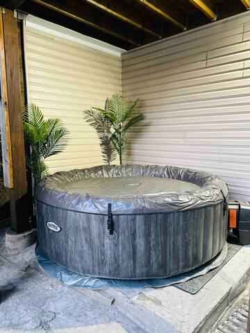 8KingBDR,Sleeps20,Downtown,4 Parking,HotTub,Gym gallery image 3