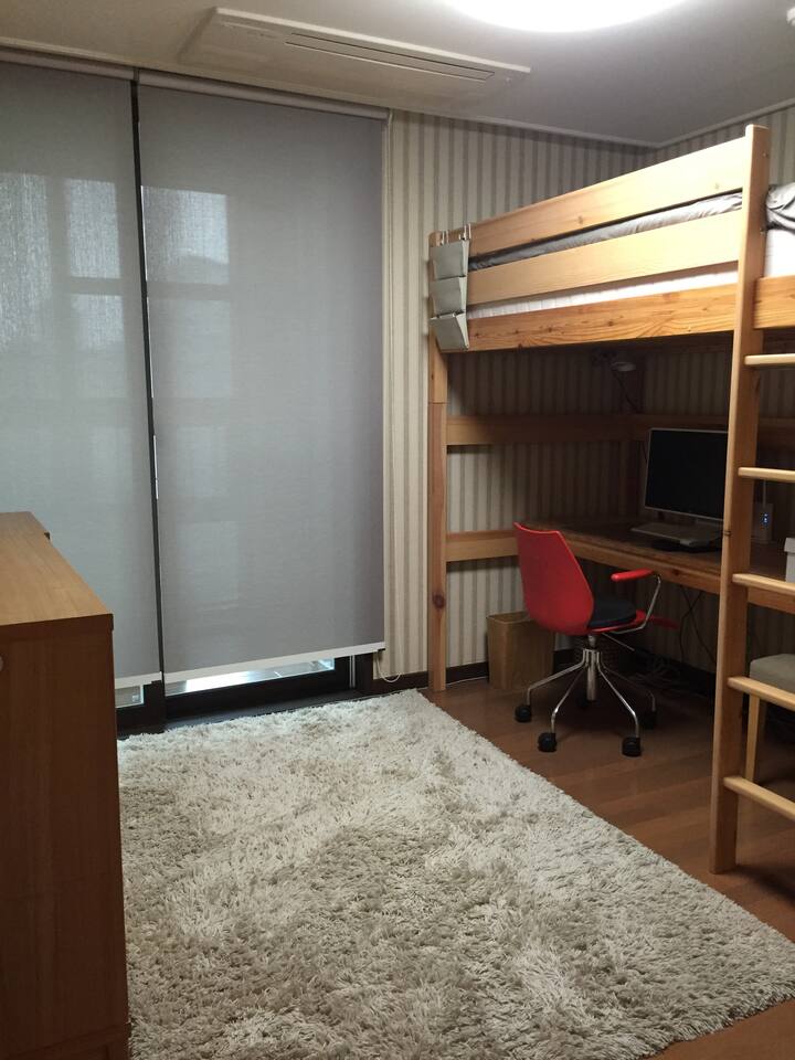 غرفة ثالثة بسرير بطابقين