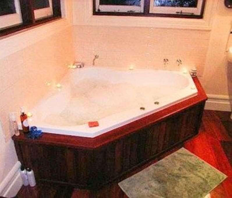 each self contained bathroom has a luxury spa bath .