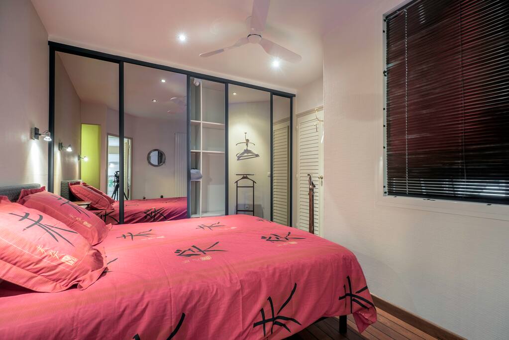 CHAMBRE 2
lit en 160 :2 sommiers indépendants à commande électrique indépendante ; grands rangements ; ventilateur de plafond avec télécommande; décoration :cabine de bateau.