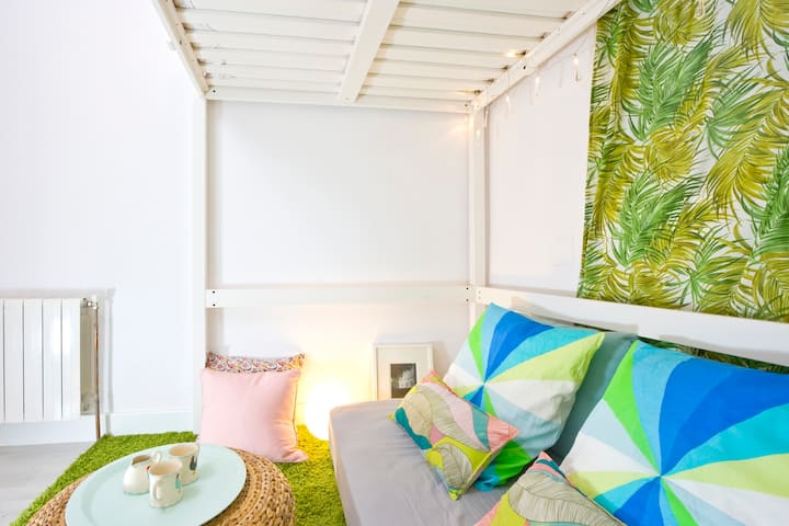 Central Garden Themed Room near Metro & Museums