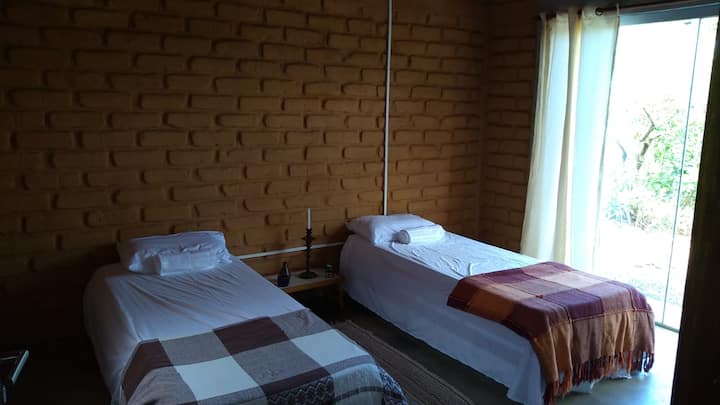 חדר אורחים II עם חדר רחצה משותף. משרת משתלם, תא מטען תמיכה, כיסא. 