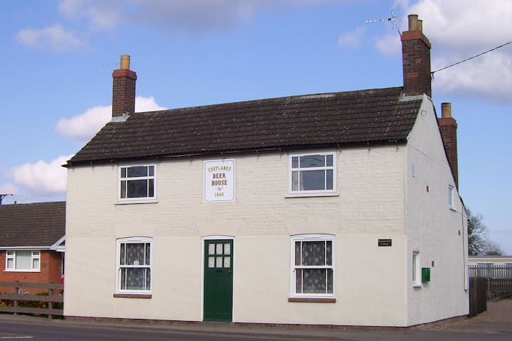 Honeysuckle Cottage, 2 bedroom cottage