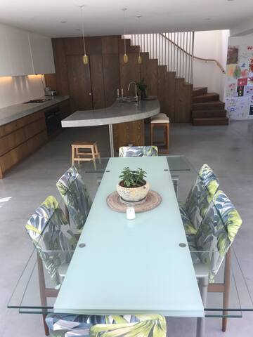 The cliff – GENEROUS FAMILY HOME + POOL gallery image 4