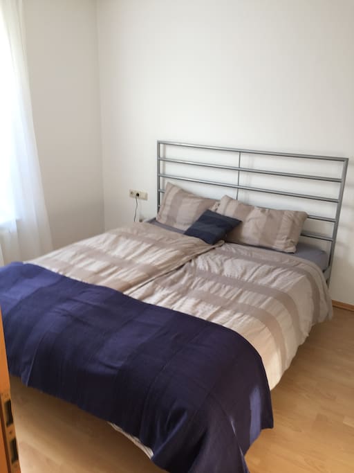 Schlafzimmer mit Schrank