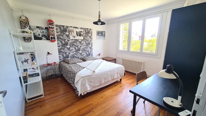 Dhomë gjumi, krevat 160 cm, gardërobë, tavolinë pune...