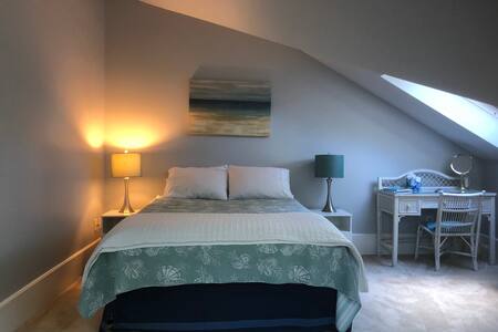 Blake's Bungalow- Lg. Room 2-4 guest w/breakfast