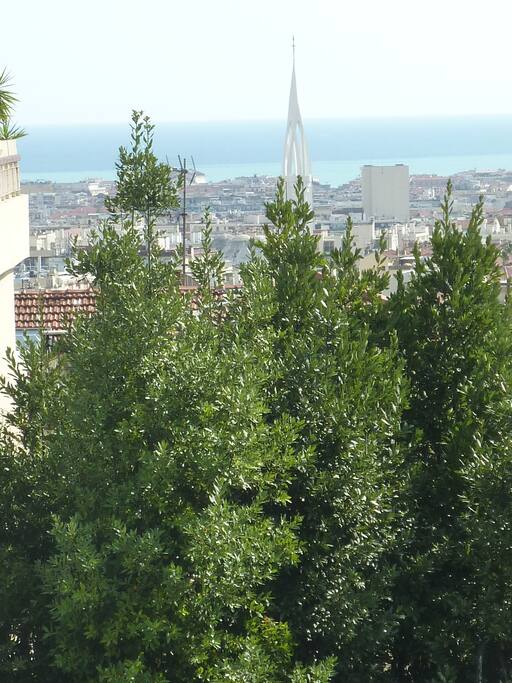 Une vue sur toute la ville jusqu'à la mer