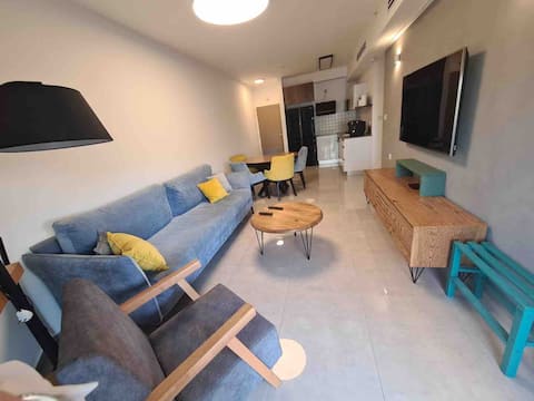 Holiday apartment in a building 50 meters from the beach in front of the marina