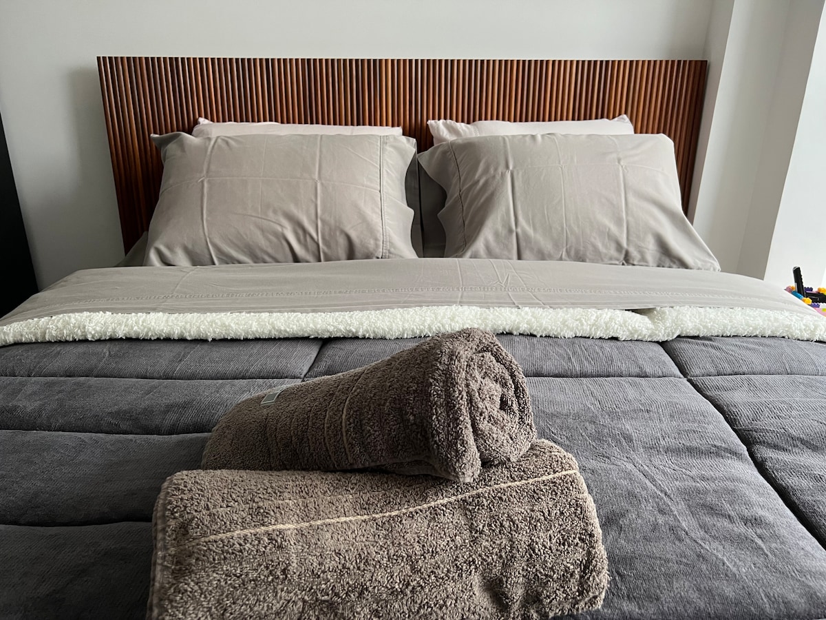 เตียงควีนไซส์มีผ้าห่มผ้านวมผ้าห่มและผ้าเช็ดตัวให้บริการ 