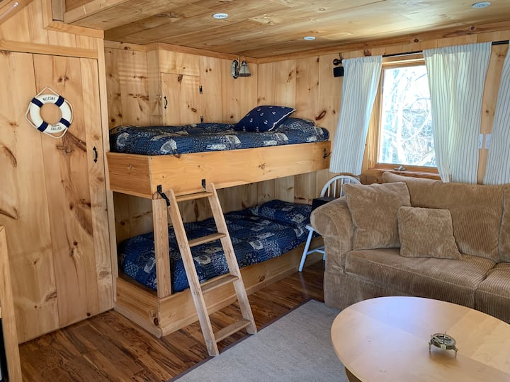 La litera tiene 2 literas y una cama doble, en total 4 individuales y 1 doble (6 lugares para dormir).