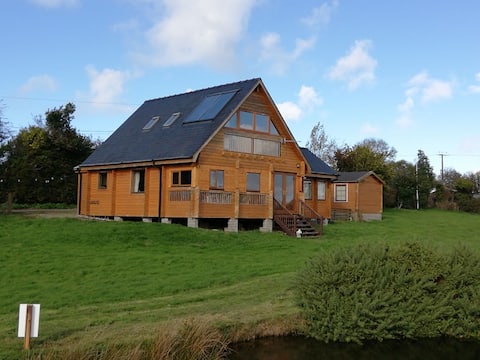 Scandinavian Lodge overlooking private lake
